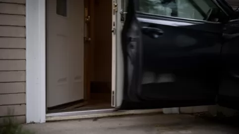 Drzwi same się zamykają