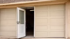 Jak zrobić drzwi w bramie segmentowej