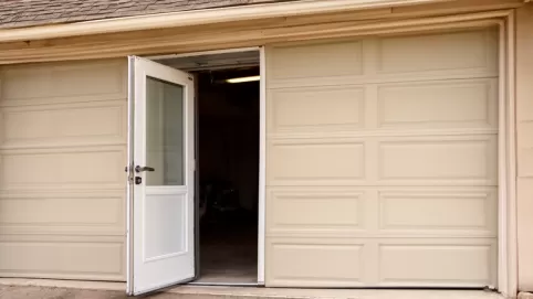 Jak zrobić drzwi w bramie segmentowej