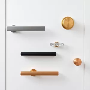 Jakie klamki do białych drzwi wewnętrznych