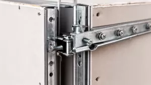 Montaż drzwi do profili UA