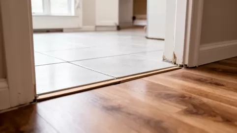 Połączenie płytek z panelami w drzwiach